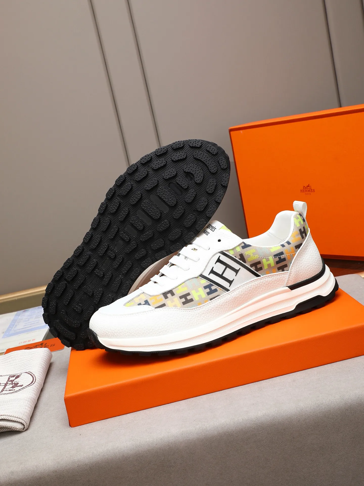 📛📛📛Men's shoes💰P400 (Hermes)🆕Men's color-blocked sneakers, with textured calfskin details. Spliced ​​with original cowhide, this shoe draws inspiration from the equestrian world, integrating technical details and practical functions. Breathable sheep lining, original combination outsole, high-end quality, and every detail is perfectly combined! Size: 38-44 (45 can be customized)